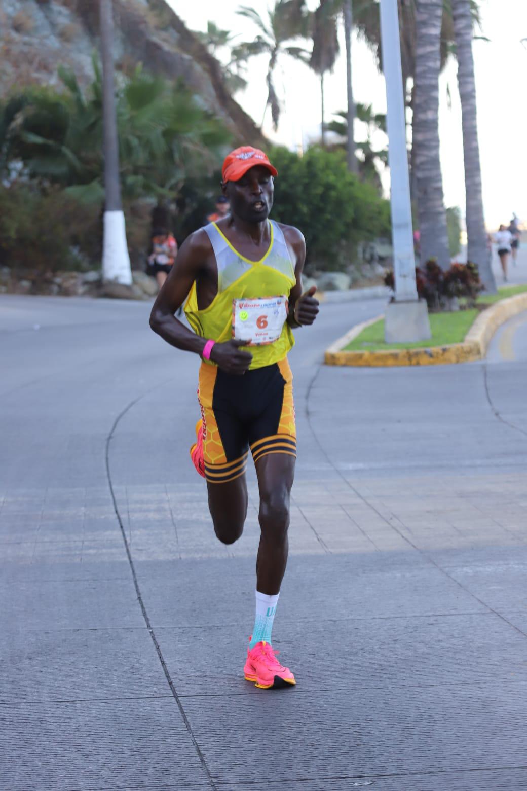 $!Hacía mucho calor, pero me recuperé para ganar: Geoffrey Kenisi Bundi