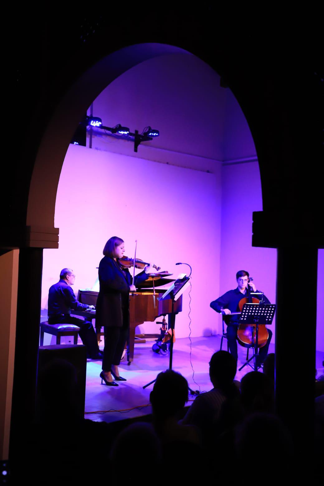 $!La experimentada violinista Nina Farvarshchuk junto a su hijo, Gabriel Kobylyansky Farvarshchuk, y Eduardo Pérez, celebran el concierto en la emblemática Casa Haas.