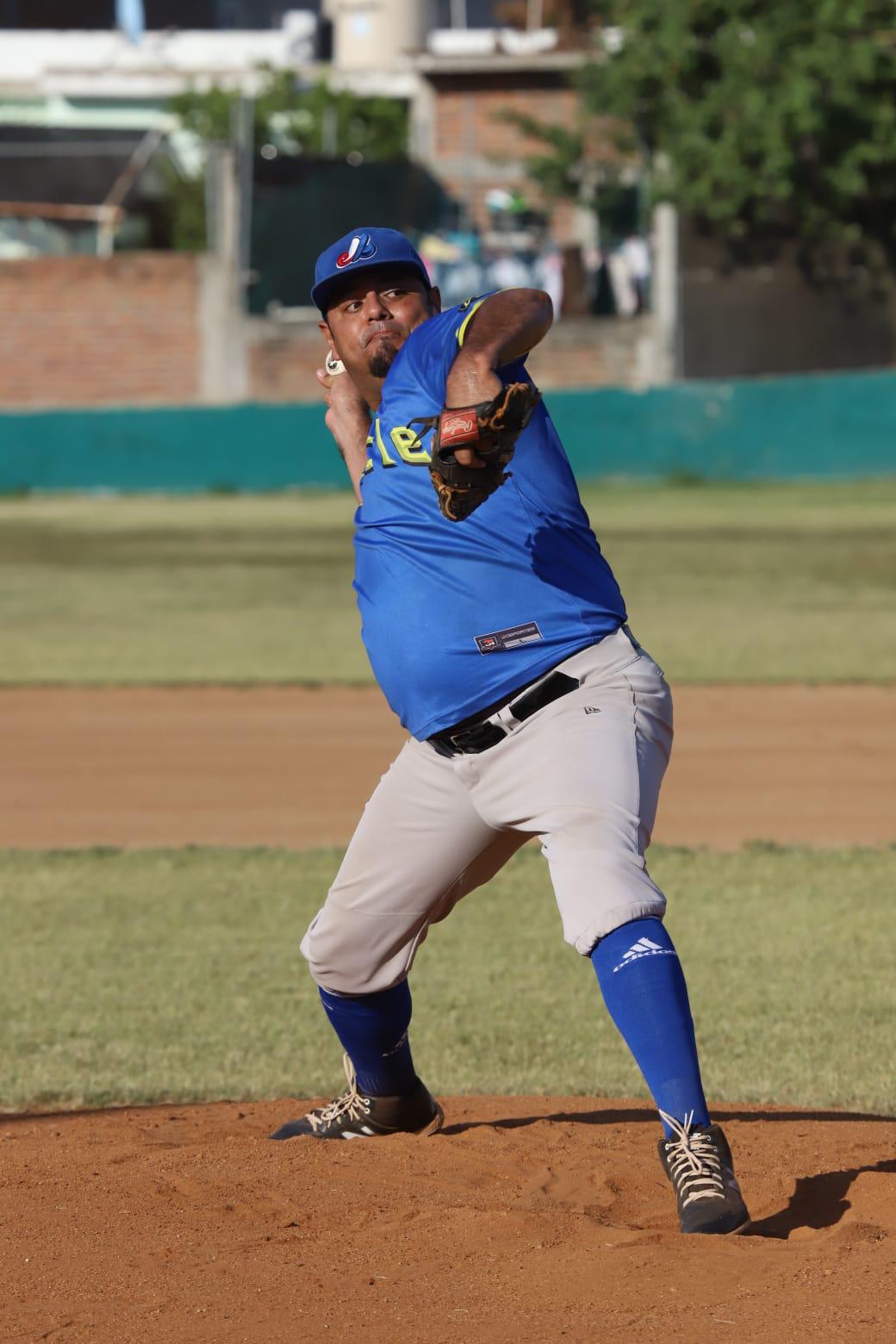 $!Familia Velarde empata semifinales de Liga de Beisbol Meseros