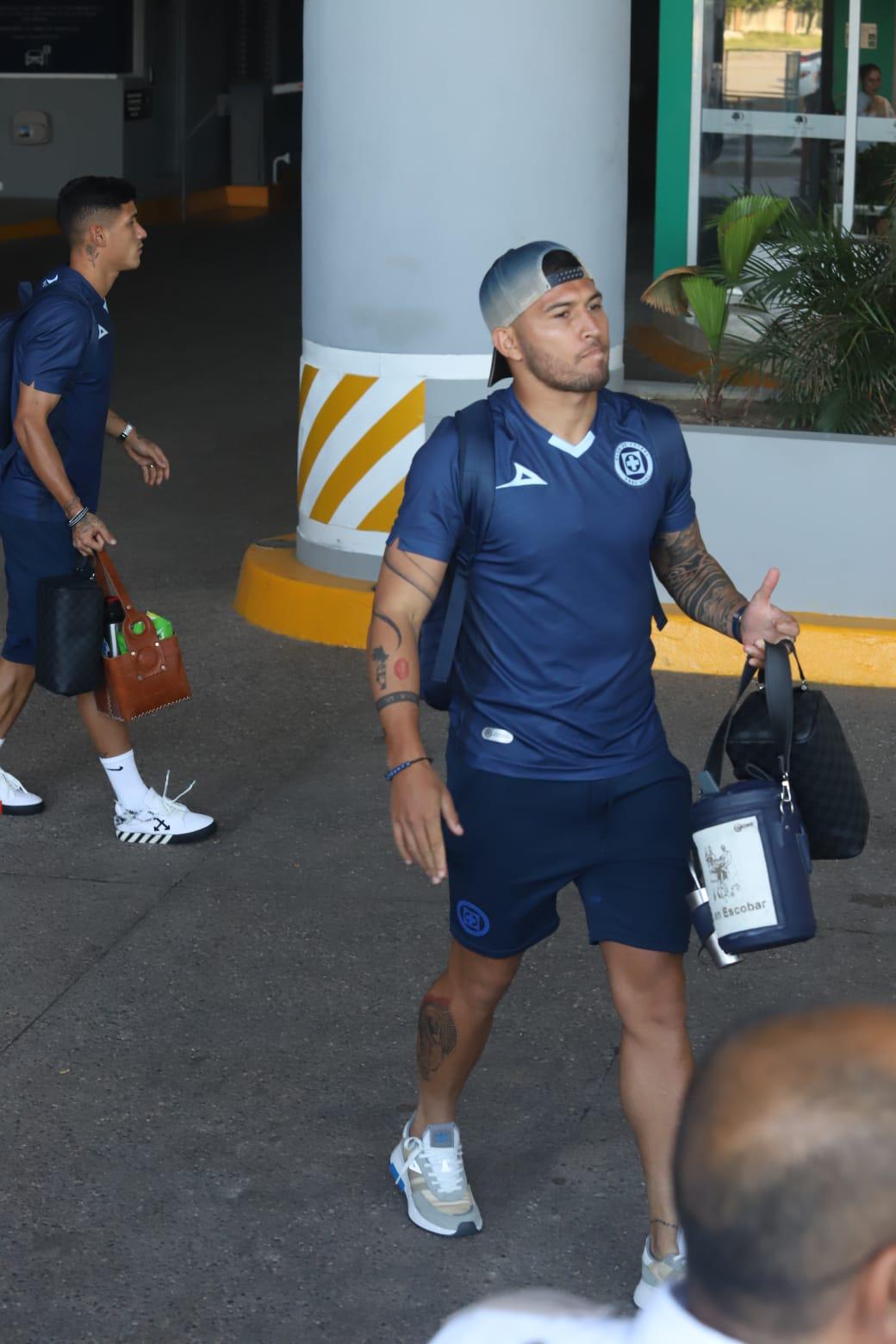 $!Pese a mal paso, Cruz Azul recibe apoyo de su afición al llegar a Mazatlán