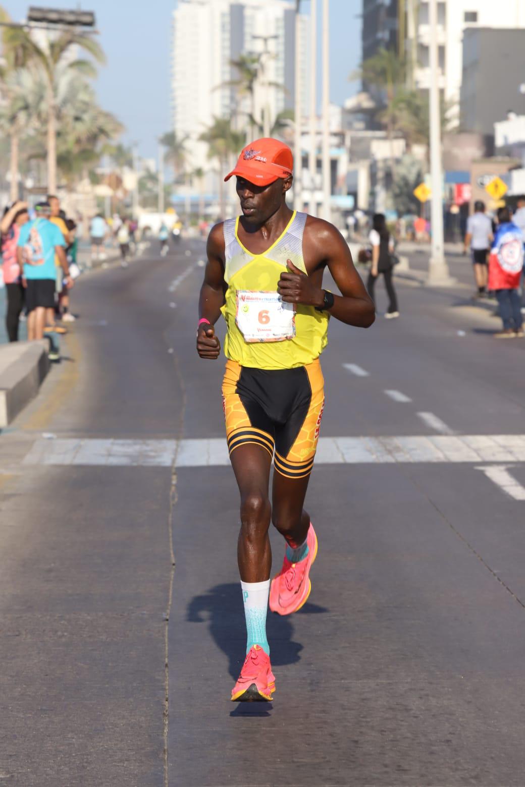 $!Hacía mucho calor, pero me recuperé para ganar: Geoffrey Kenisi Bundi