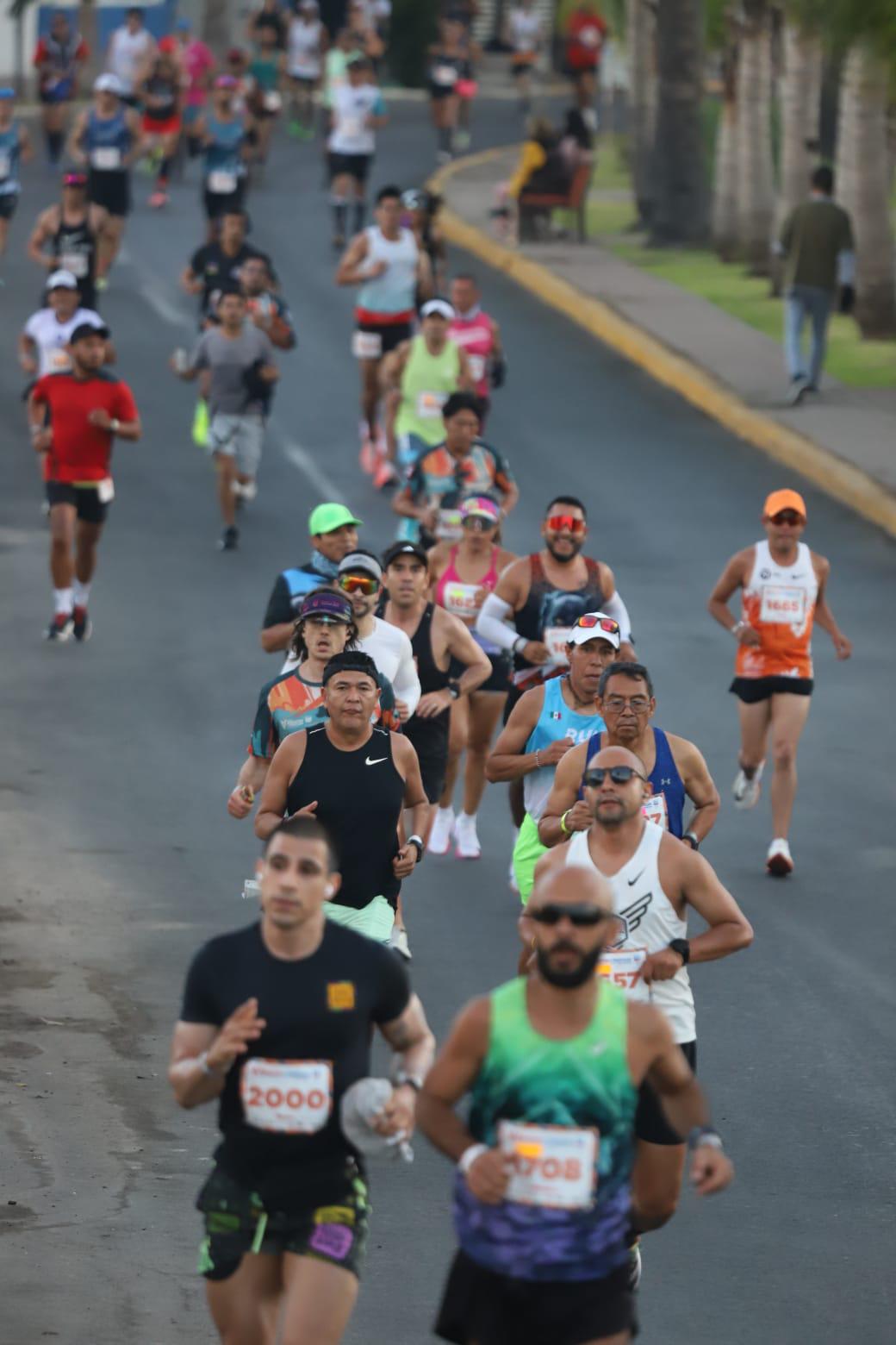 $!¡Orgullo mexiquense! Antonio Vara y Reyna Rivera dominan los 21K del Maratón Pacífico