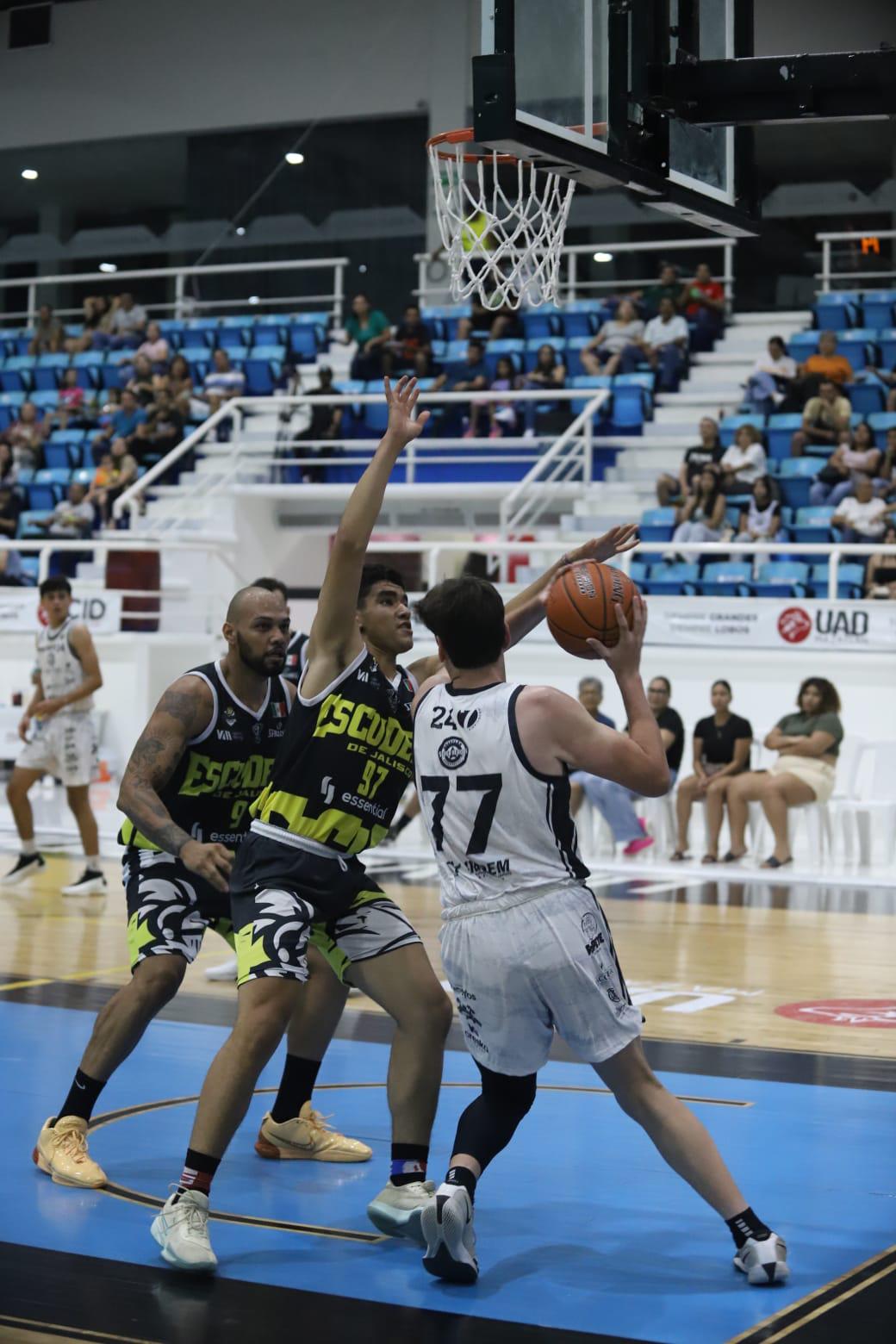 $!Piratas Basketball vuelve a sufrir en casa, ahora cae ante Escuderos