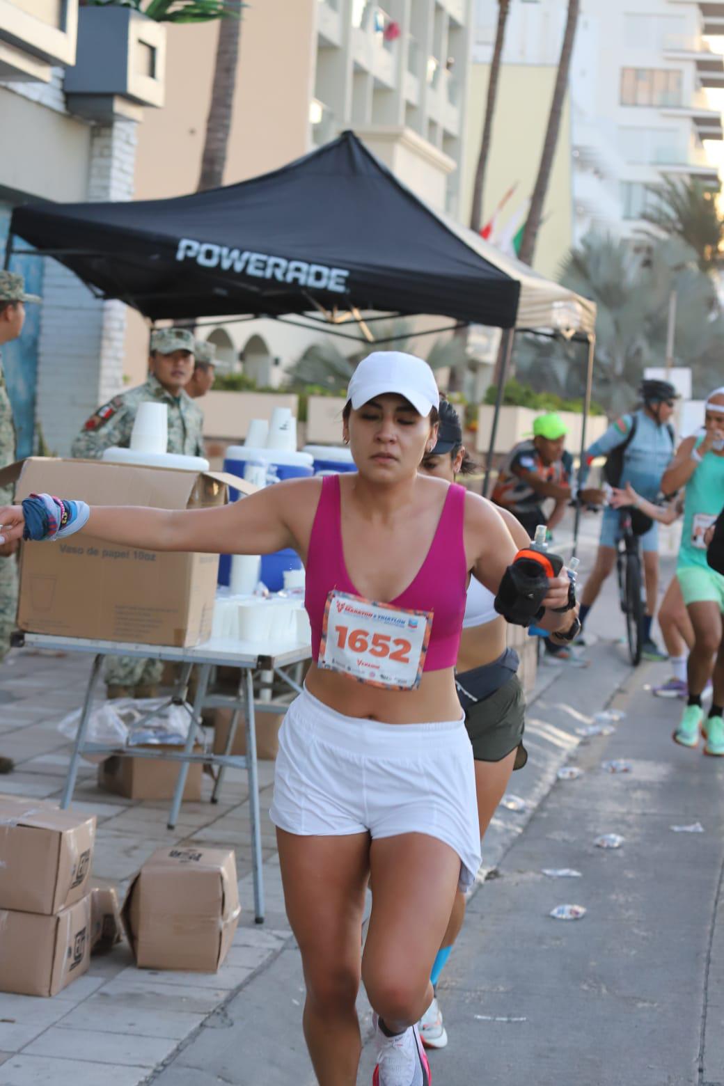 $!¡Orgullo mexiquense! Antonio Vara y Reyna Rivera dominan los 21K del Maratón Pacífico