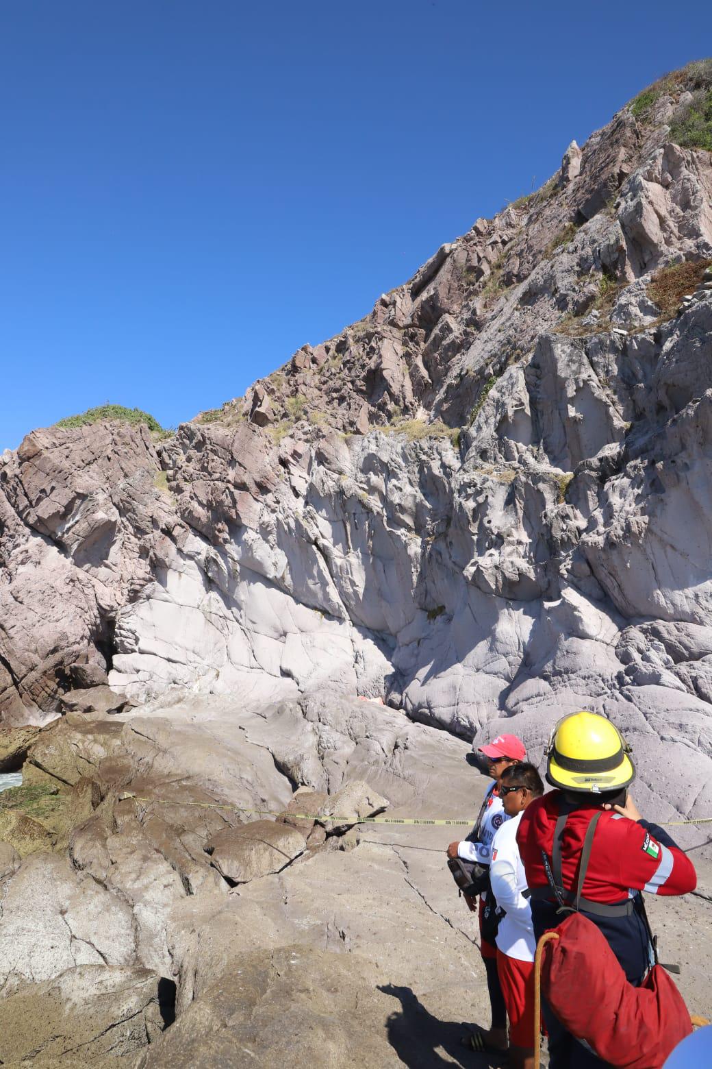 $!Joven muere tras caer entre las rocas desde el cerro de Playa Brujas en Mazatlán