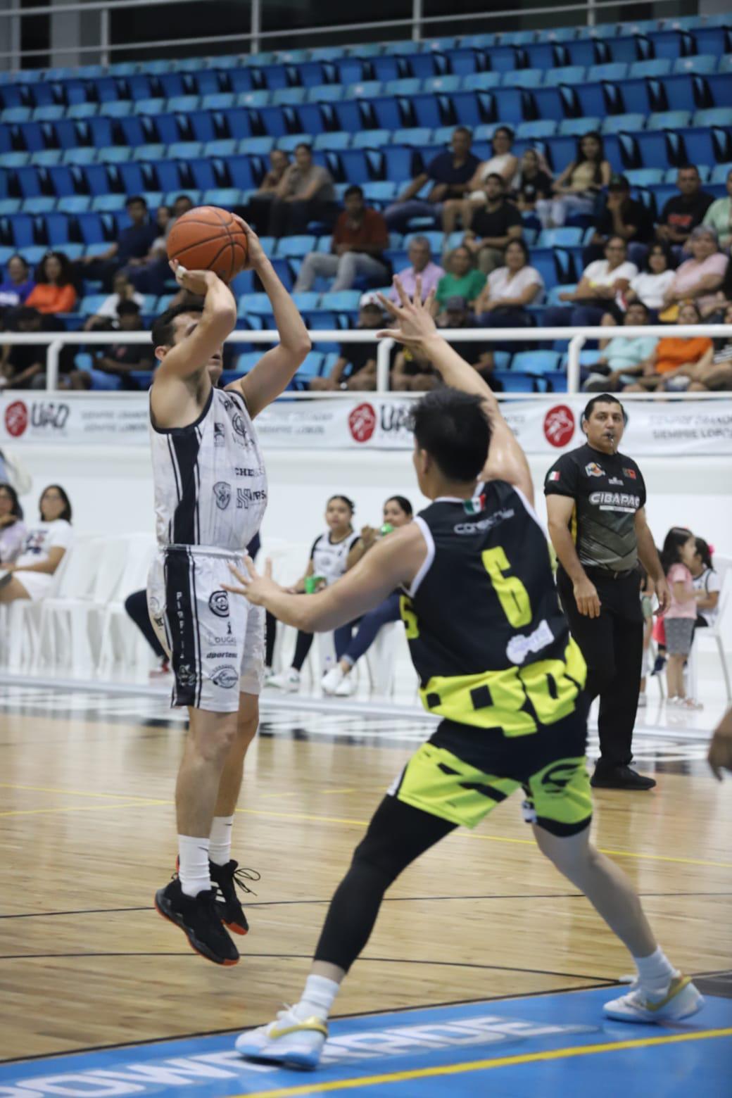 $!Piratas Basketball vuelve a sufrir en casa, ahora cae ante Escuderos