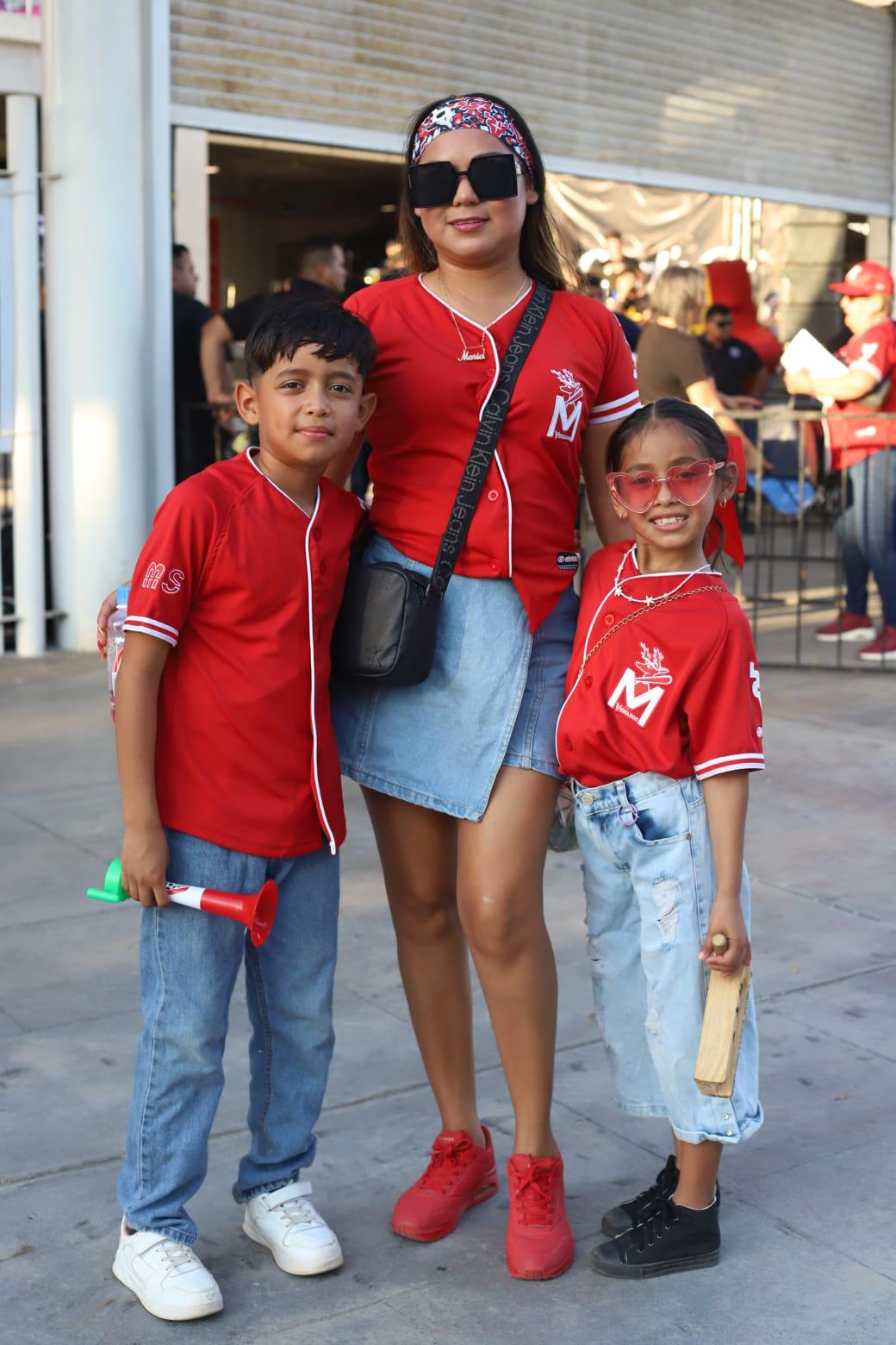 $!Llega la afición roja al Teodoro Mariscal para apoyar a Venados de Mazatlán