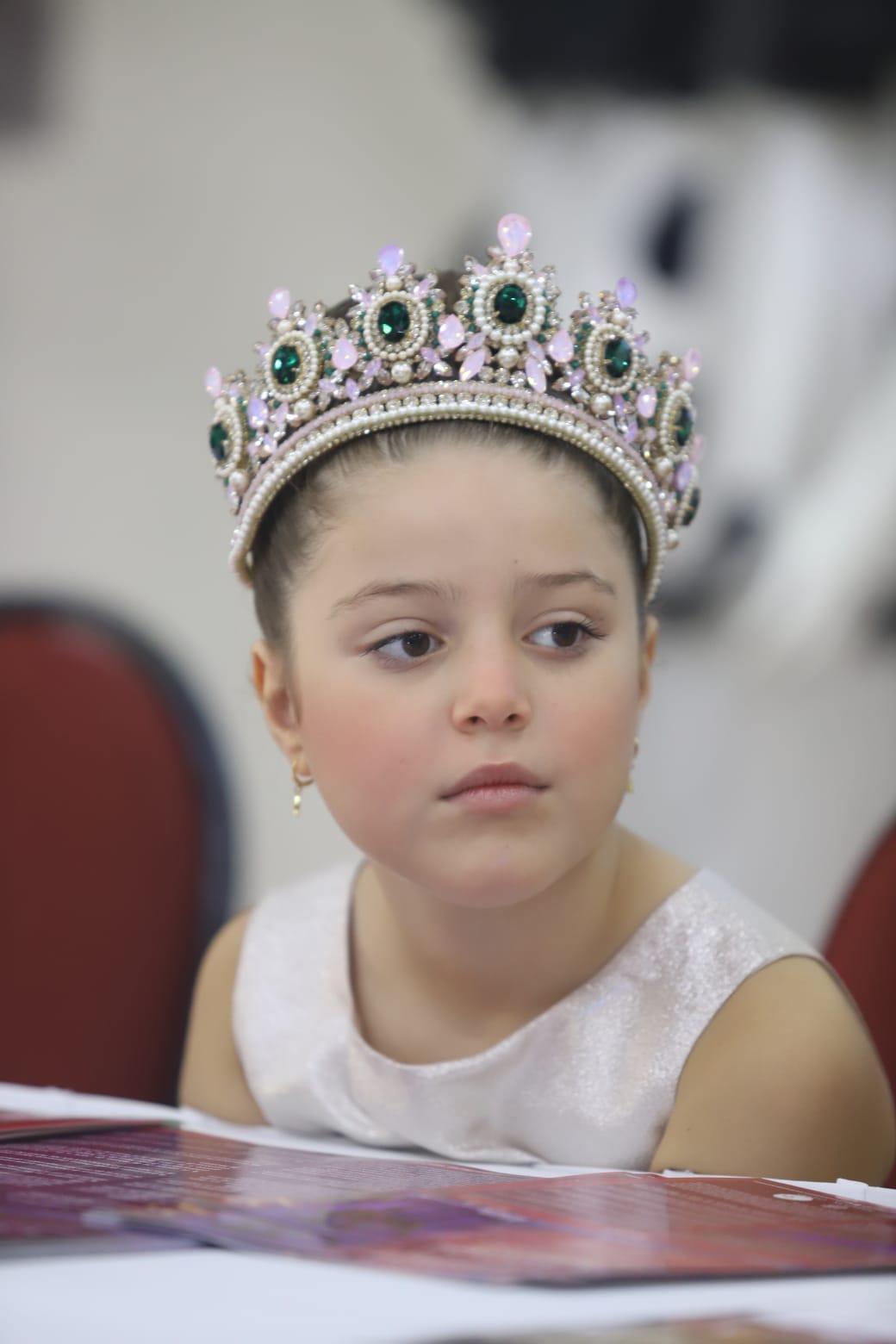 $!María Paula Velarde, Reina Infantil 2024, alentó a las niñas a inscribirse.