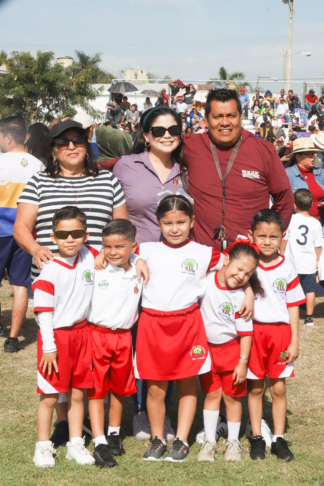 $!Supervisora Martha Silvia Ríos, Rubí Díaz, directora de la escuela Lázaro Cárdenas, maestro Orlando Copado, Rachell, Graciela, Santiago, Mateo y Santiago Sánchez.