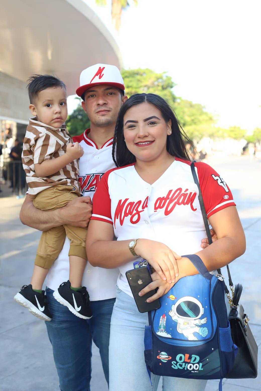 $!Llega la afición roja al Teodoro Mariscal para apoyar a Venados de Mazatlán