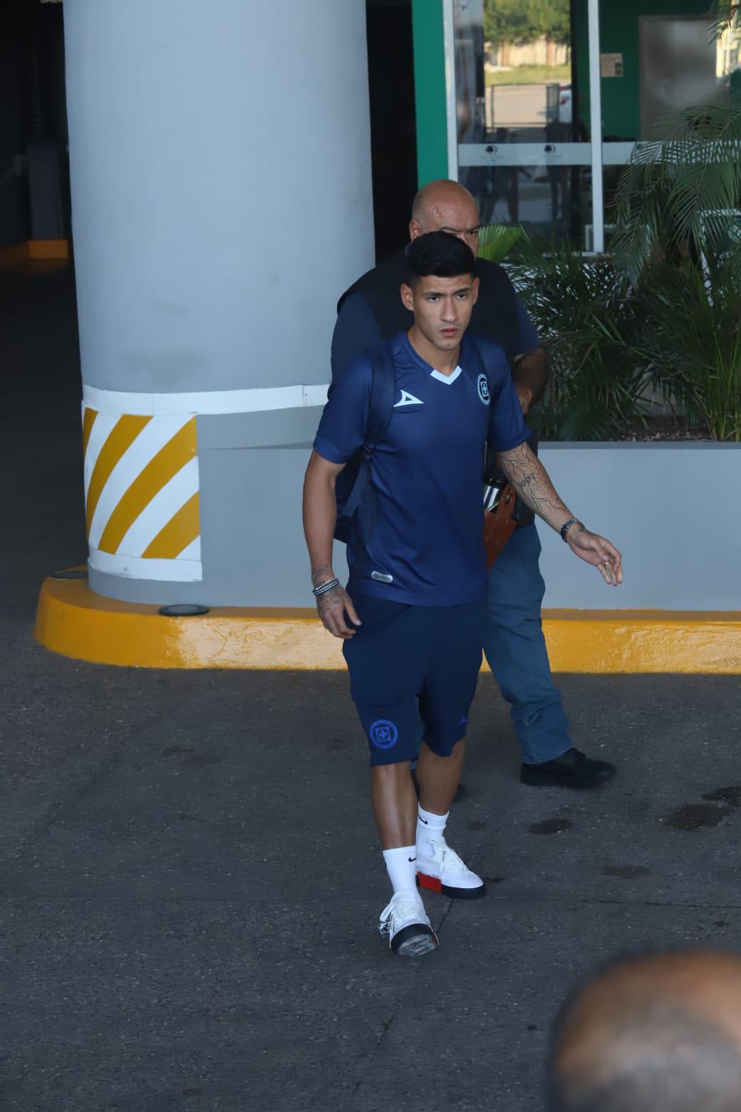 $!Pese a mal paso, Cruz Azul recibe apoyo de su afición al llegar a Mazatlán