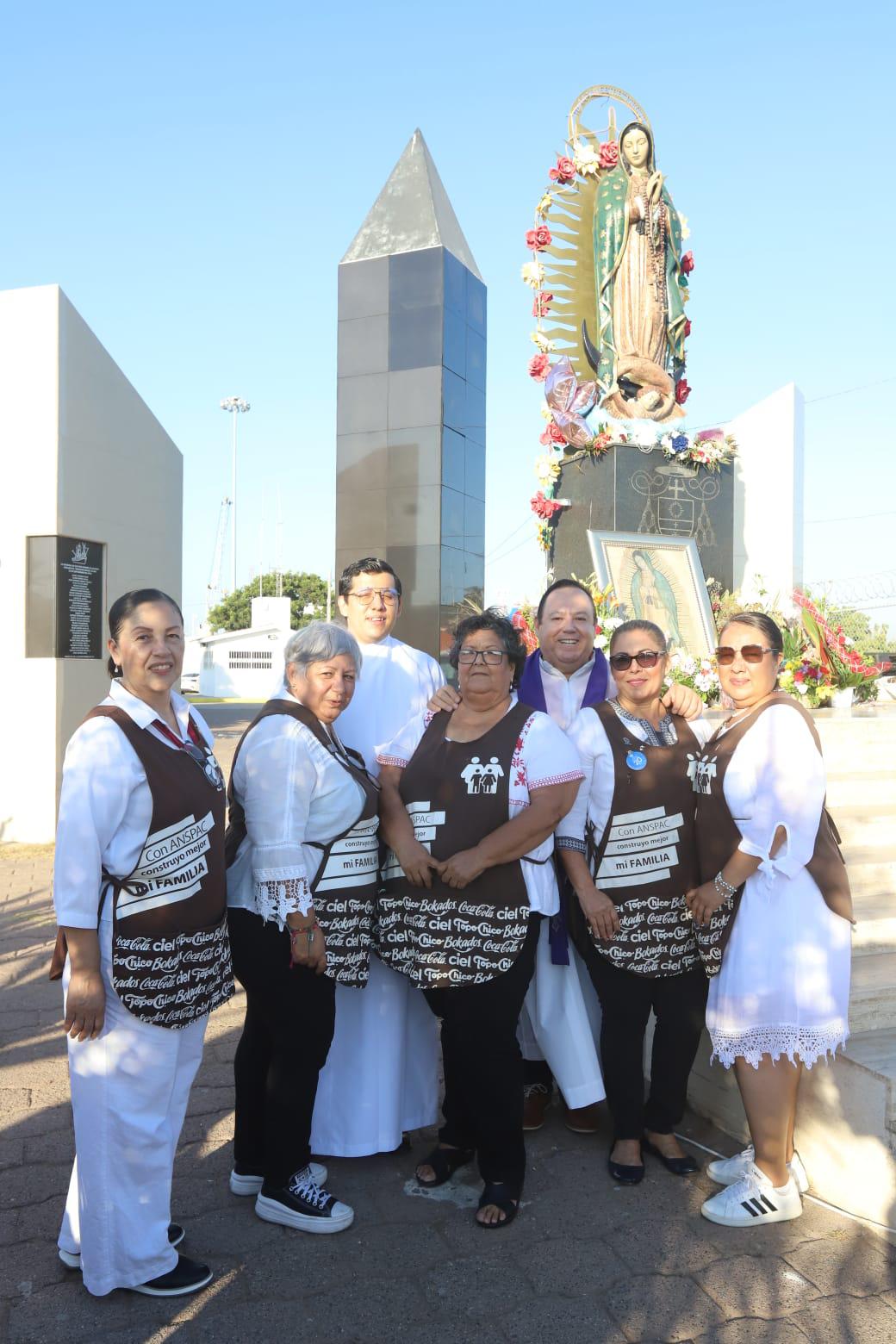 $!Los sacerdotes Alberto Ortega y Heriberto Gastélum entre Lolys Ruiz, Norma López, Luz del Carmen Gil, Rosa Isela Arellano y Lorena Torres.