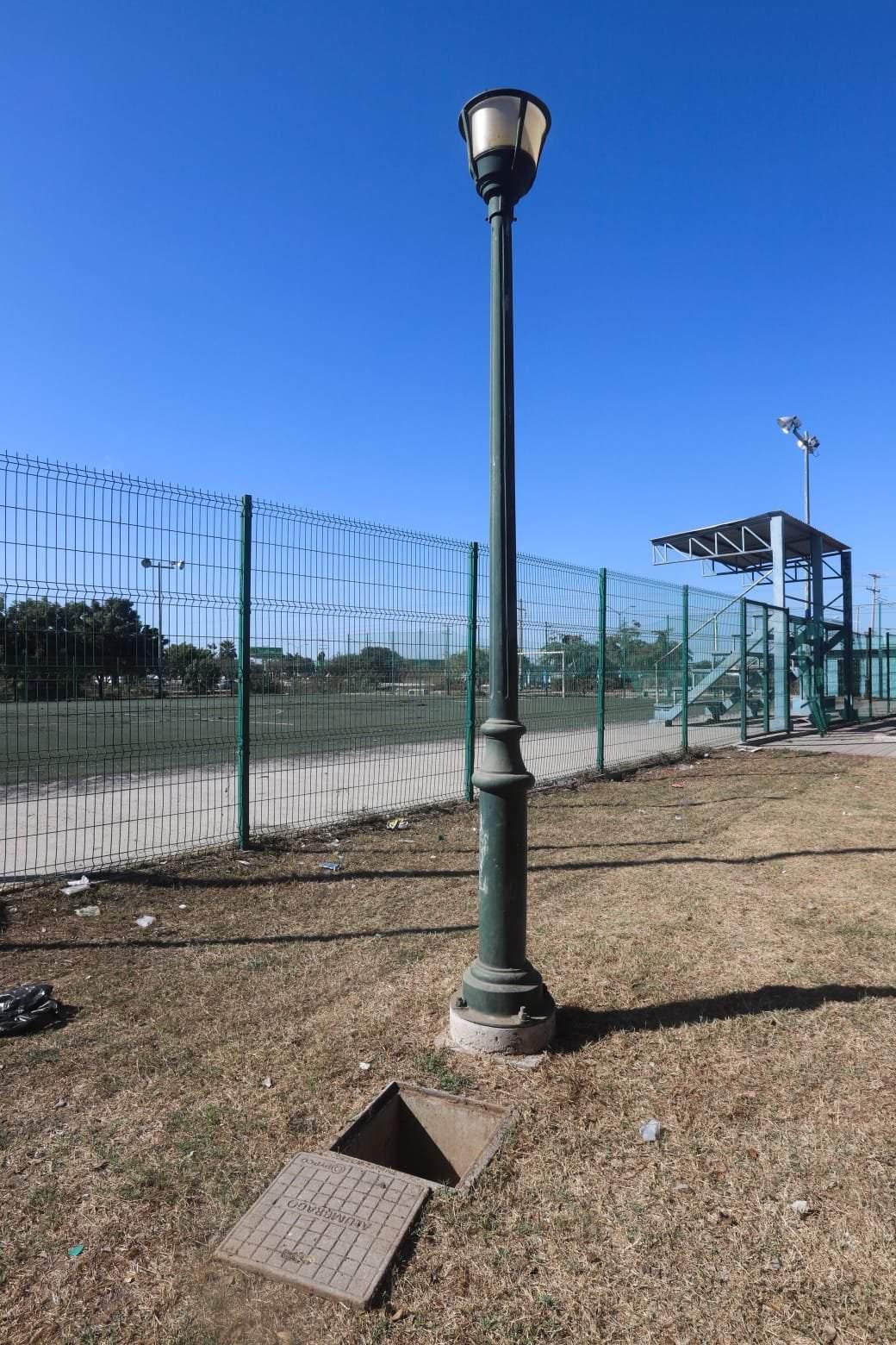 $!Rehabilitan el campo y parque deportivo en La Foresta; pero lluvia los deja encharcados