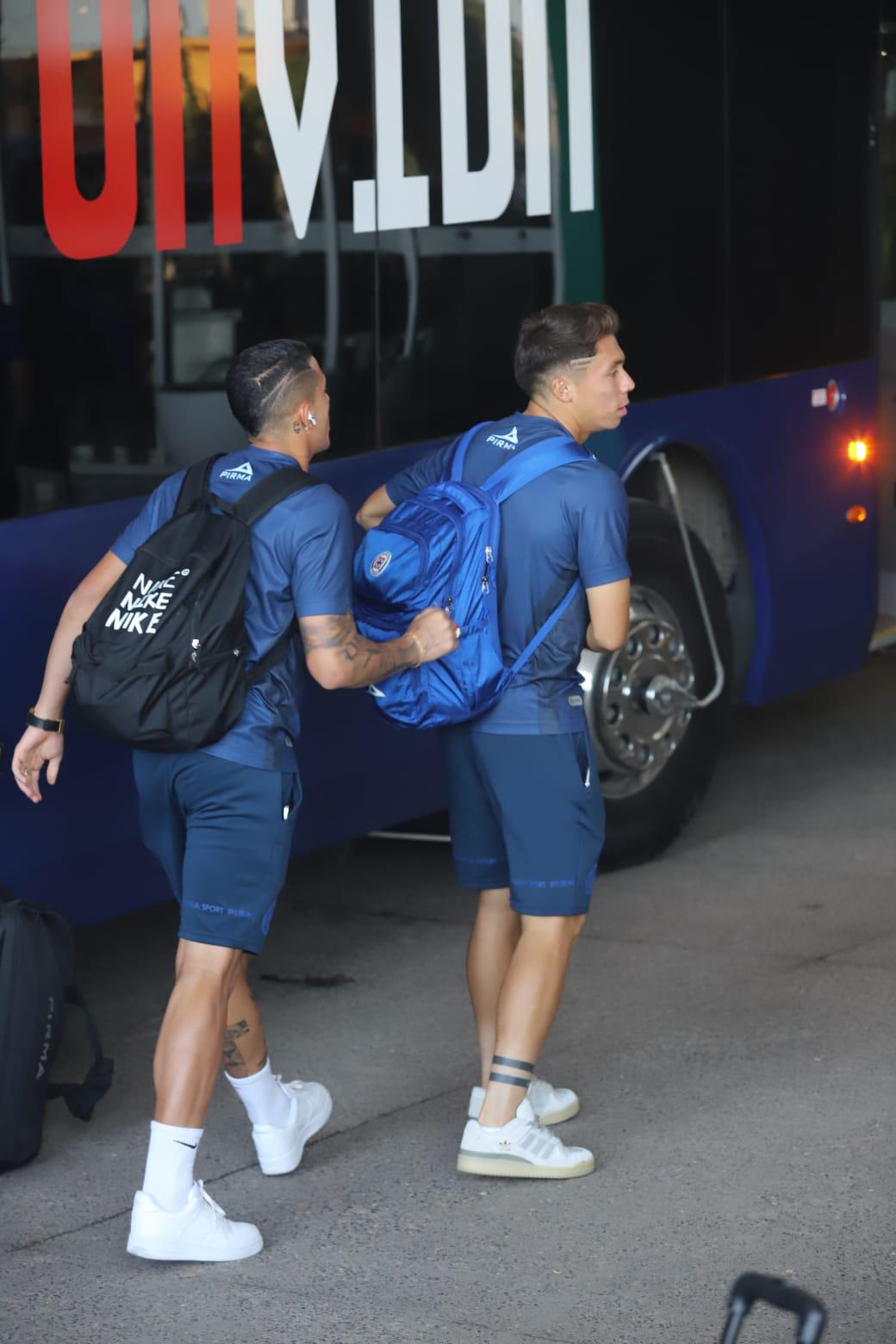 $!Pese a mal paso, Cruz Azul recibe apoyo de su afición al llegar a Mazatlán