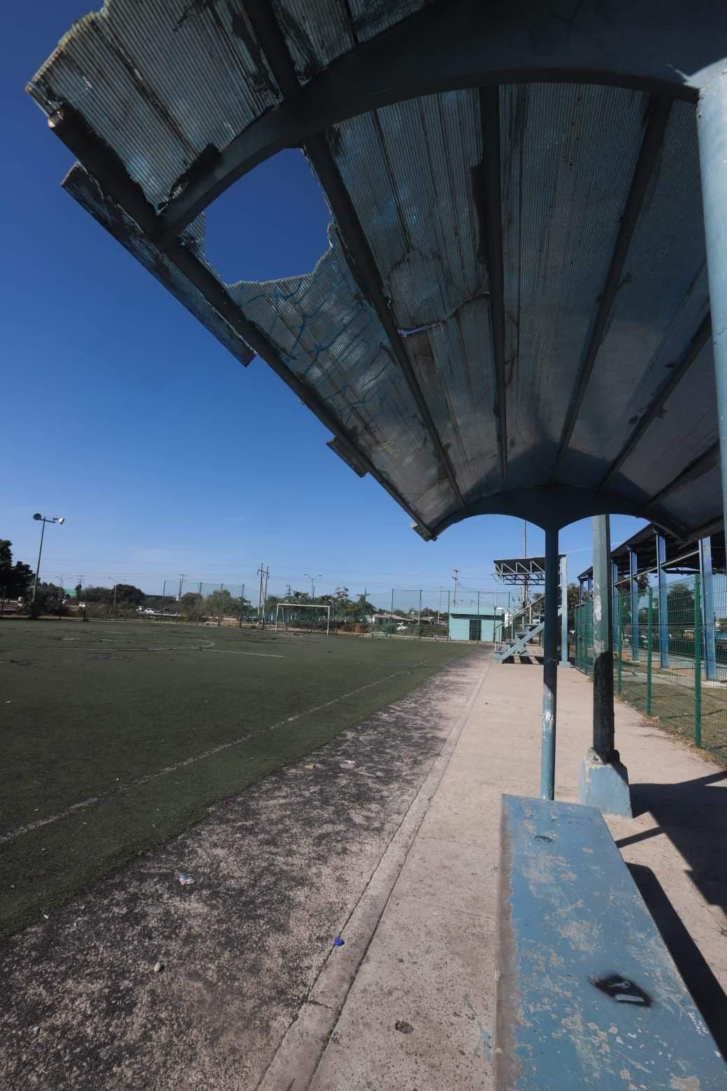 $!Rehabilitan el campo y parque deportivo en La Foresta; pero lluvia los deja encharcados