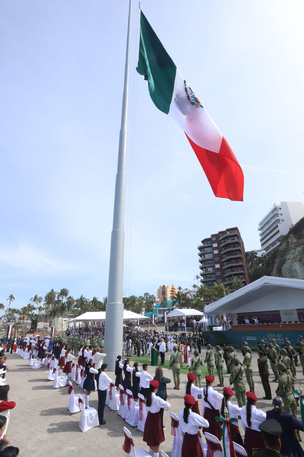 $!Encabeza AMLO celebración del Día de la Bandera en la Glorieta Sánchez Taboada de Mazatlán