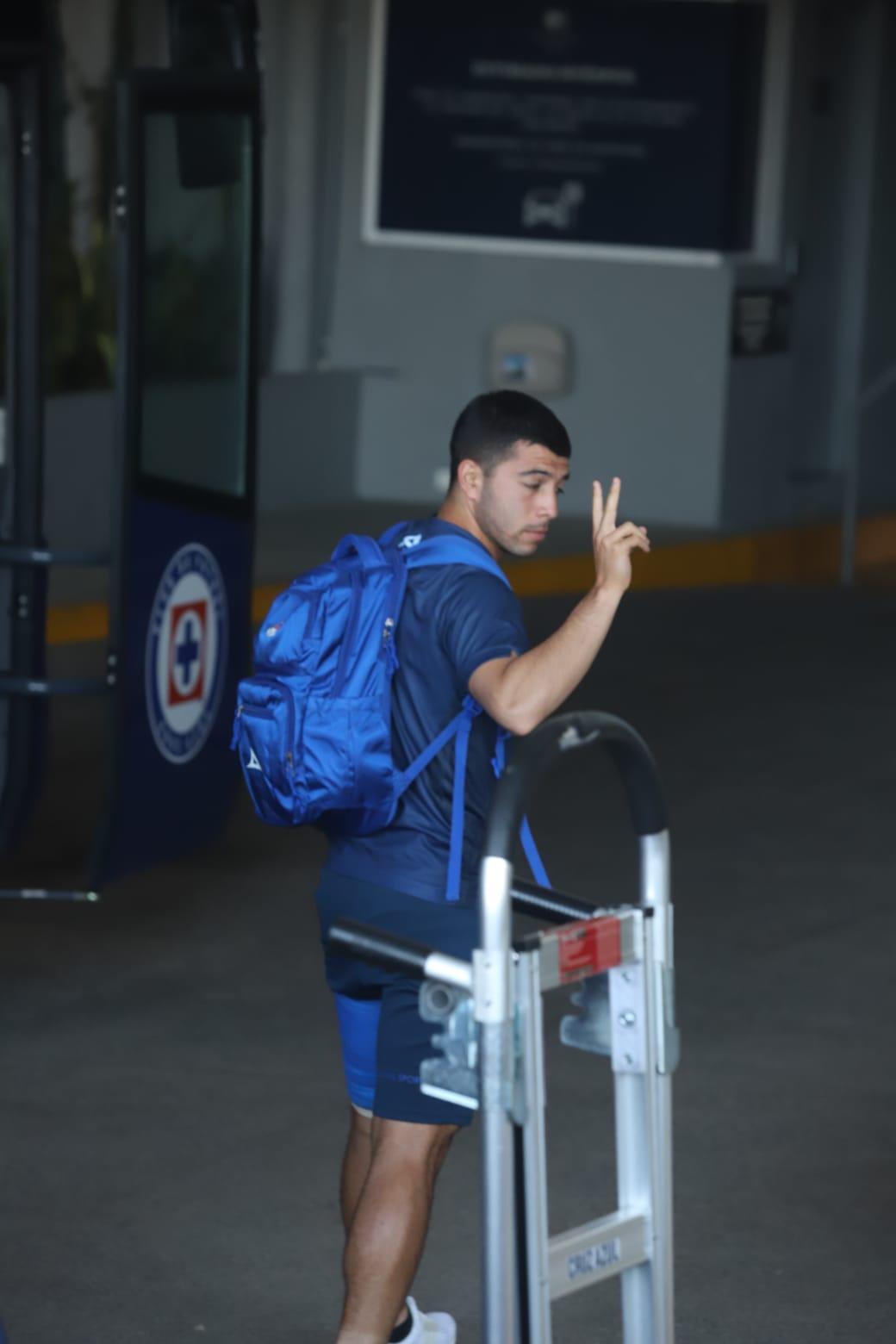 $!Pese a mal paso, Cruz Azul recibe apoyo de su afición al llegar a Mazatlán