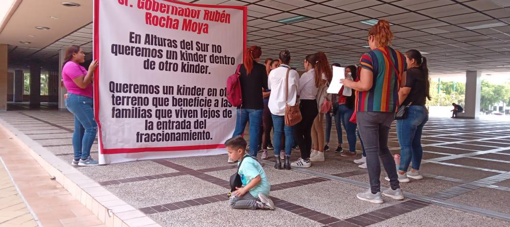 $!Padres de familia protestan porque quitarán zona de juegos en kínder de Culiacán