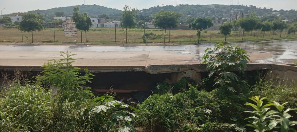 $!El socavón deja el descubierto la tubería y por encima se observa las descargas de aguas negras,.