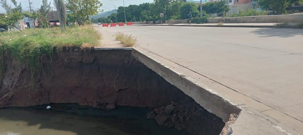 $!Colapsan tramos de la Avenida del Sol, calle Clouthier y sus alrededores, en Mazatlán