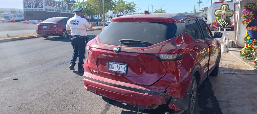 $!Choque por alcance contra autos estacionados deja 3 heridos, en Culiacán