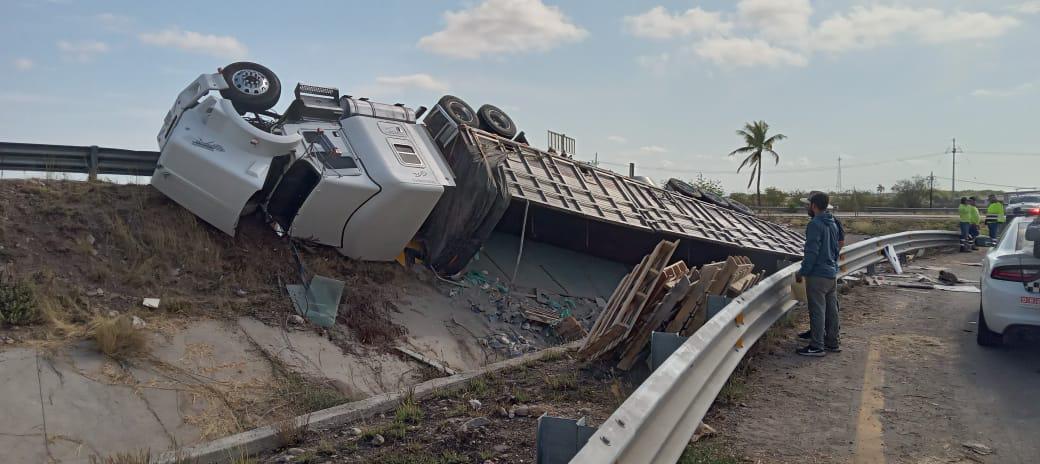 $!Se vuelca tráiler que transportaba pisos y sacos de cemento en Costa Rica, Culiacán