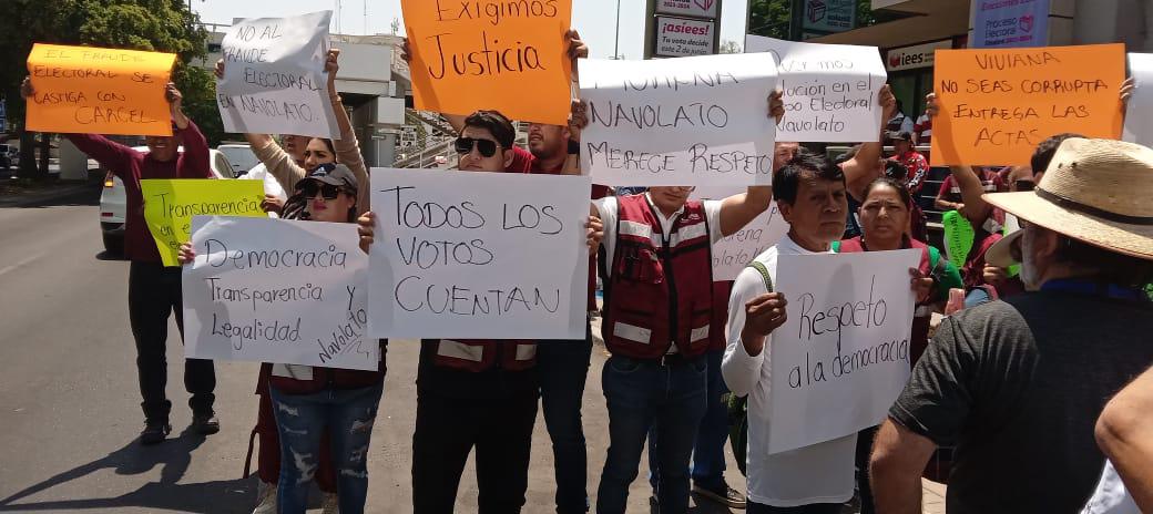 $!Militantes de Morena en Navolato protestan en el IEES y exigen copias de actas electorales