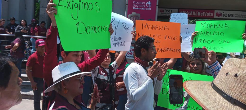 $!Militantes de Morena en Navolato protestan en el IEES y exigen copias de actas electorales