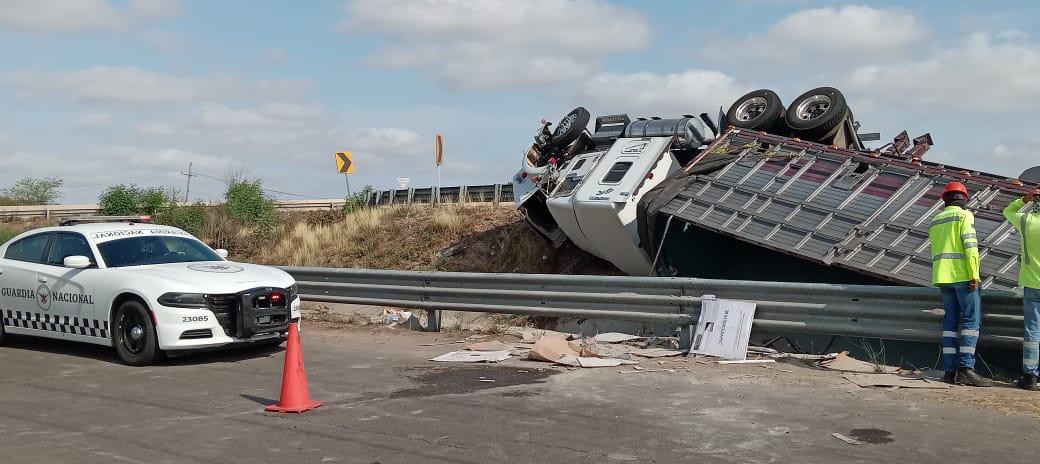 $!Se vuelca tráiler que transportaba pisos y sacos de cemento en Costa Rica, Culiacán