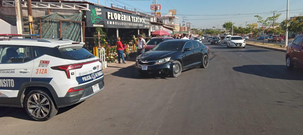 $!Choque por alcance contra autos estacionados deja 3 heridos, en Culiacán