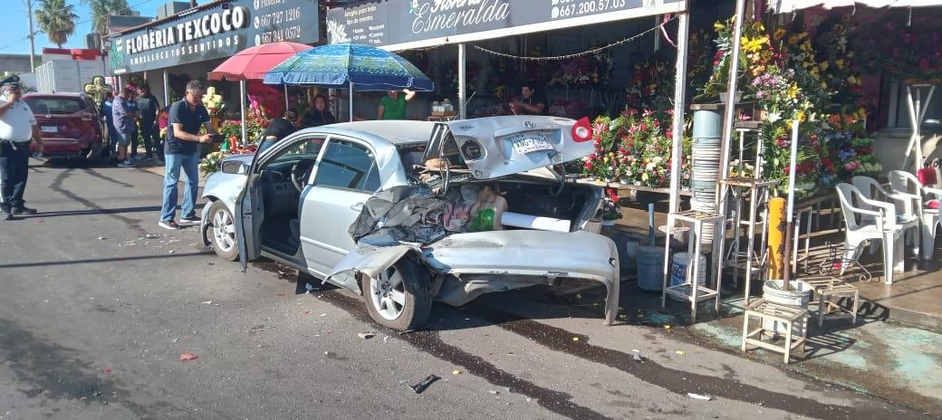 $!Choque por alcance contra autos estacionados deja 3 heridos, en Culiacán