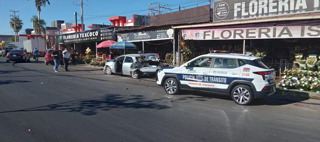 $!Choque por alcance contra autos estacionados deja 3 heridos, en Culiacán