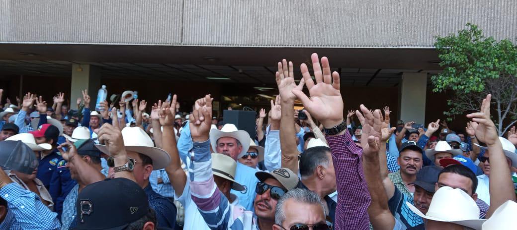 $!Amenazan productores con bloquear casetas y tomar el aeropuerto de Culiacán