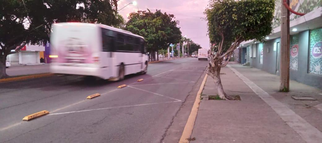 $!Choferes de camiones urbanos no utilizan el carril preferencial.