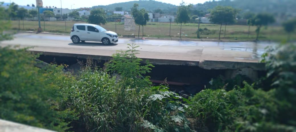 $!Los vehículos siguen cruzando la calle Clouthier a pesar de que presenta socavones.