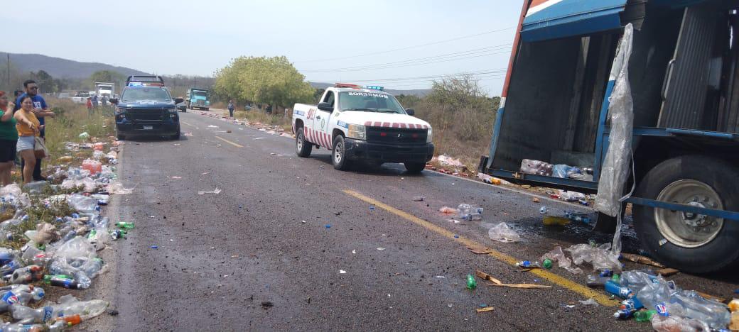 $!Se accidenta camión de refrescos en carretera de Escuinapa; rapiñan productos