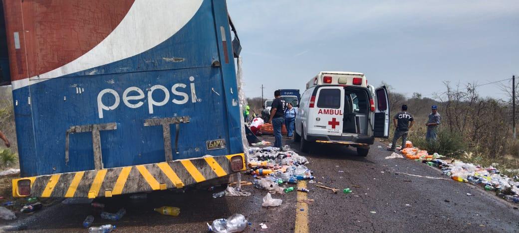 $!Se accidenta camión de refrescos en carretera de Escuinapa; rapiñan productos