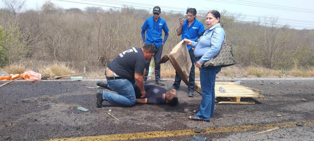 $!Se accidenta camión de refrescos en carretera de Escuinapa; rapiñan productos