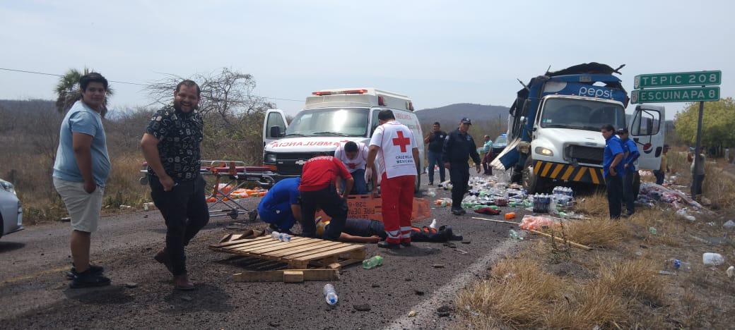 $!Se accidenta camión de refrescos en carretera de Escuinapa; rapiñan productos