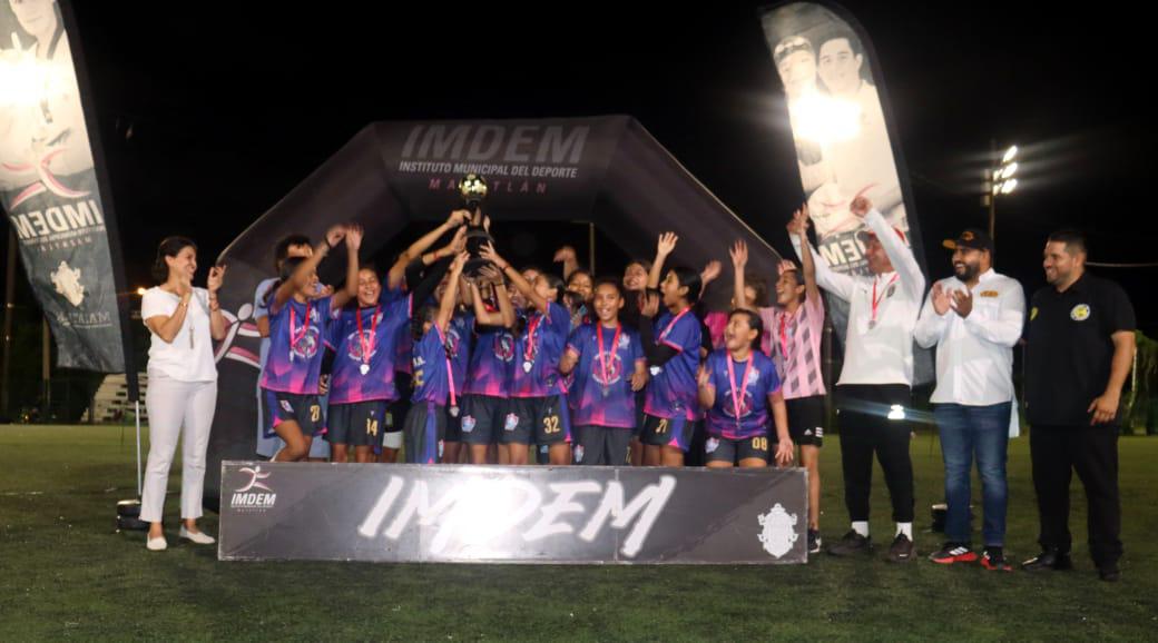 $!Rayaditas y Leonas se coronan en la Liga Interacademias de Futbol Femenil