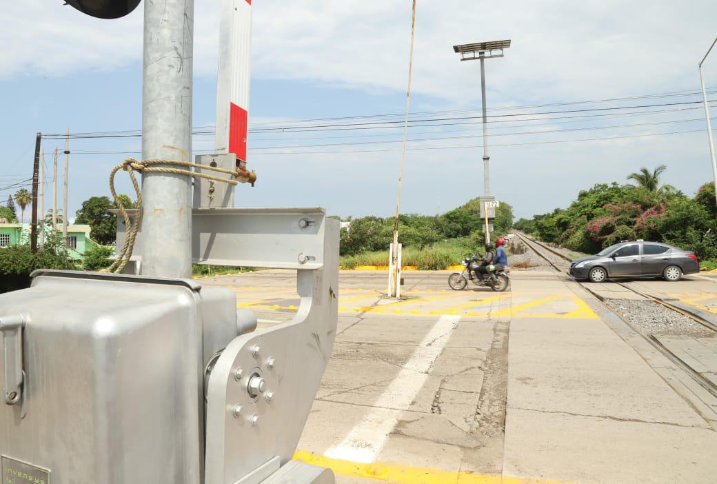 $!Aún no operan las plumas automatizadas ferroviarias en la Santa Rosa, en Mazatlán