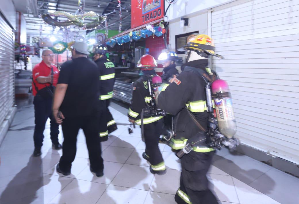 $!Corto circuito en Mercado Pino Suárez moviliza a bomberos en Mazatlán