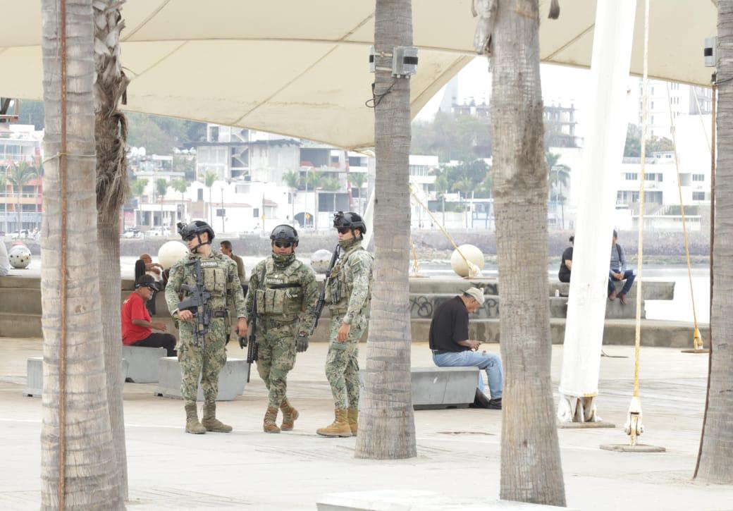 $!Brindan elementos de la Marina vigilancia en el malecón de Mazatlán en Navidad