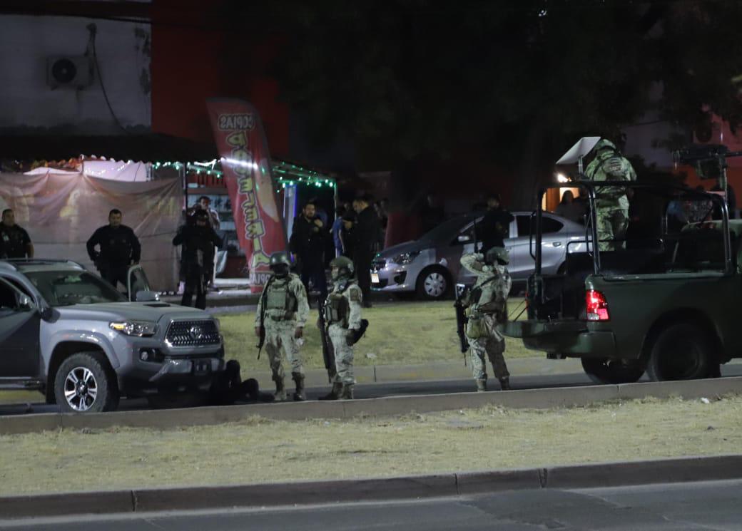 $!Disparan contra personal militar; cierran la avenida Clouthier frente a El Conchi en Mazatlán