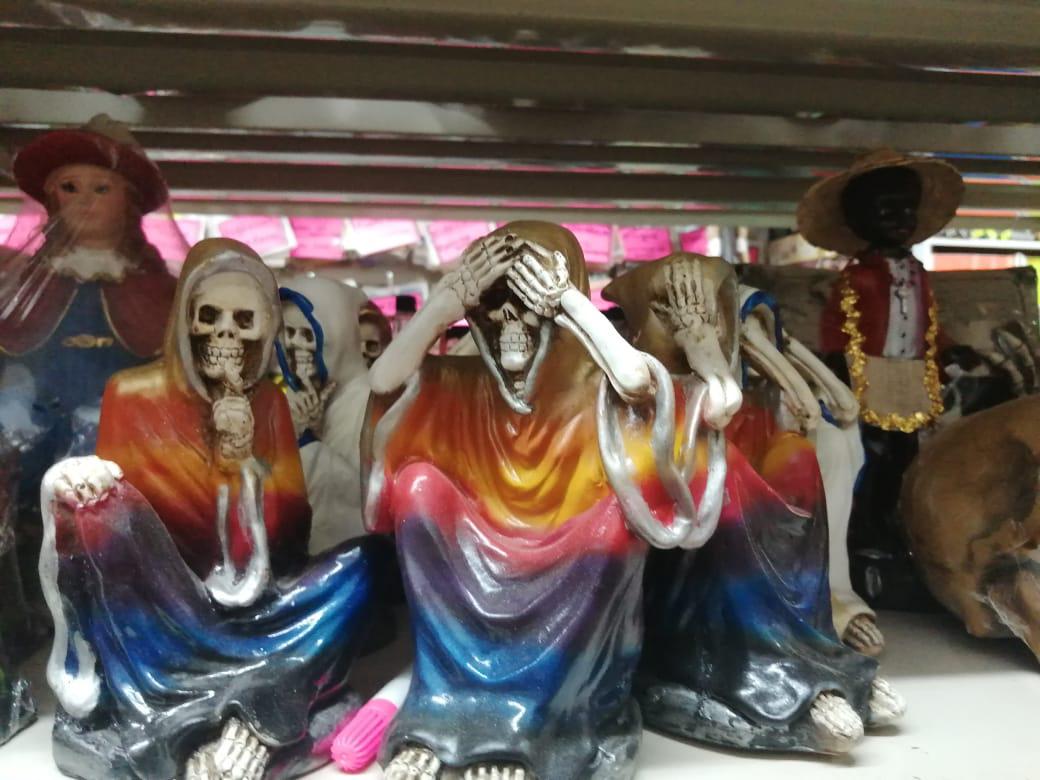 $!Figuras de la Santa Muerte y artículos para atraer el amor, lo más vendido en tiendas esotéricas de Culiacán