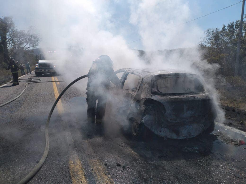 $!Se incendia vehículo en la libre, antes de llegar a El Zapote; dos jóvenes logran salir ilesas