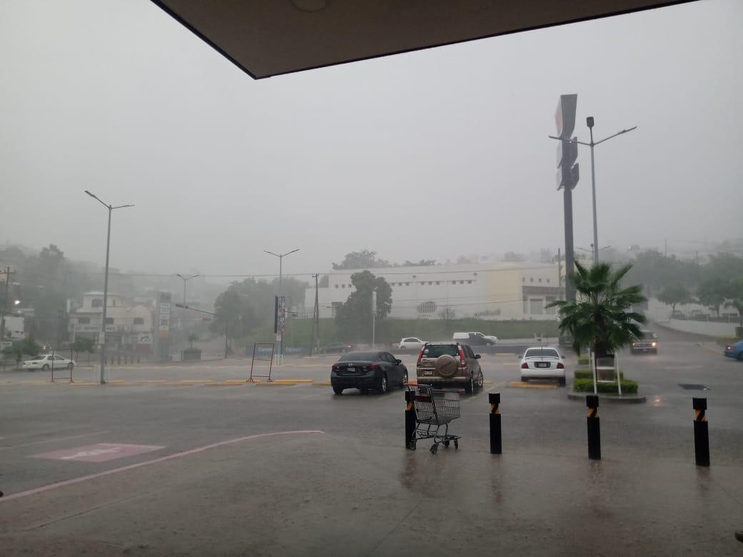 $!Lluvias en Culiacán causan cierres de vialidades, inundaciones y arrastre de vehículos