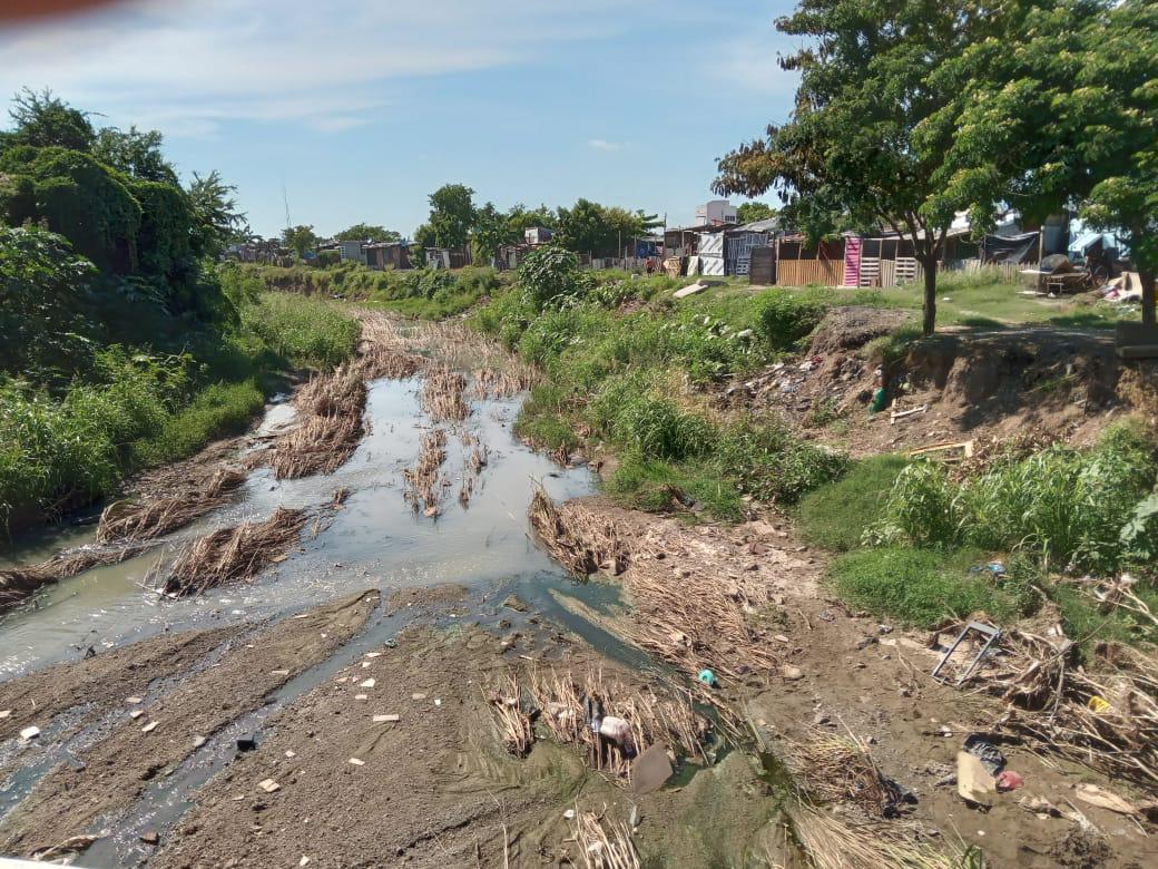 $!Así está el arroyo Jabalines, en el puente de la Avenida Clouthier.