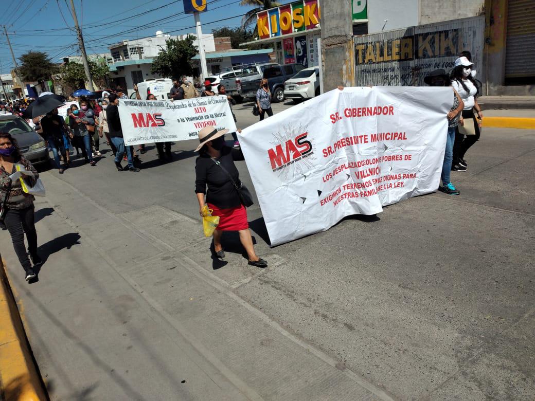 $!Manifestantes esperan a AMLO en Mazatlán para plantearle sus demandas