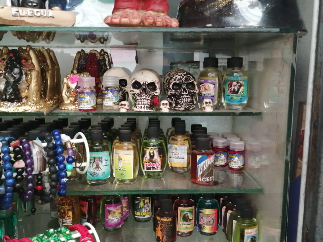 $!Figuras de la Santa Muerte y artículos para atraer el amor, lo más vendido en tiendas esotéricas de Culiacán